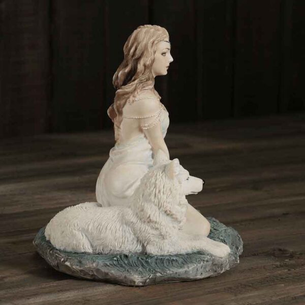 Call Of The Wild Wolf Statue